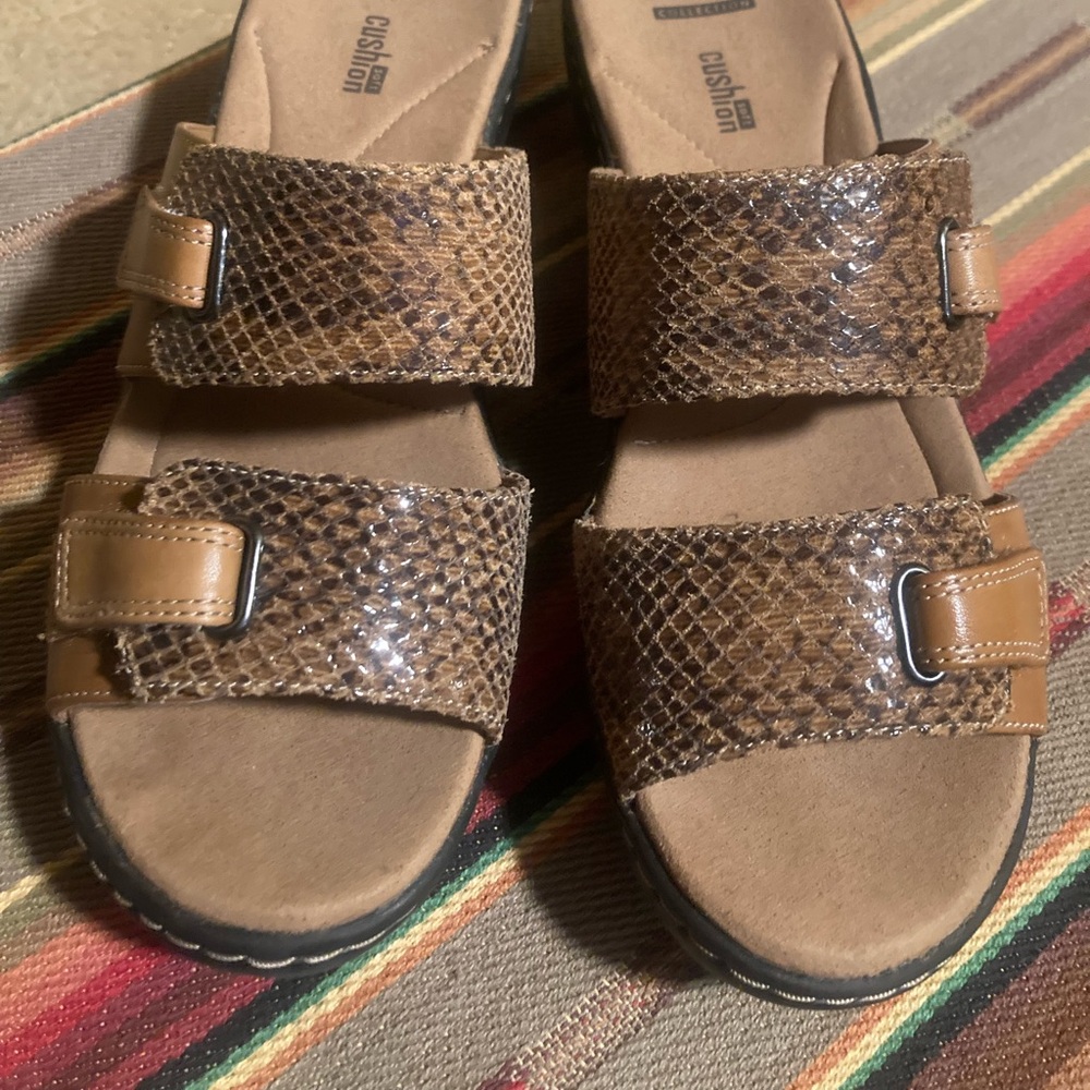 Clarks Cushion Soft Snakeskin & Tan Leather Wedge Sandals 8.5
Exc cond 2” heel